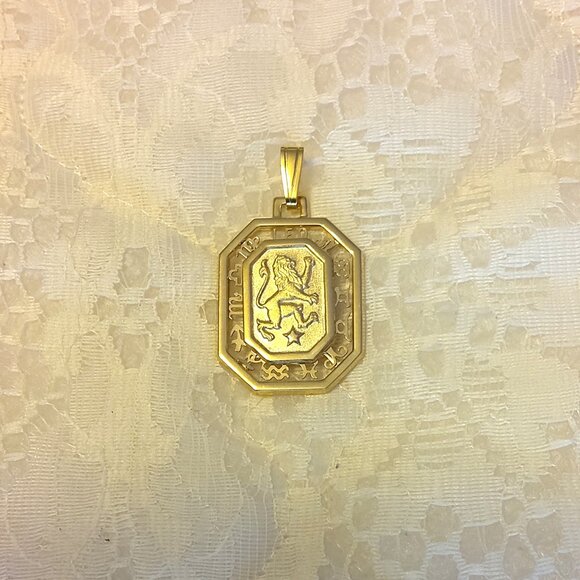 VTG Leo Lion Zodiac Sign Rectangle Charm Vintage Gold Tone Pendant - Picture 2 of 8